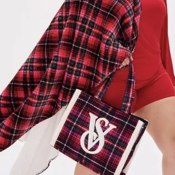 VS Plaid Tote & Matching Blanket Set - Picture 4 of 5